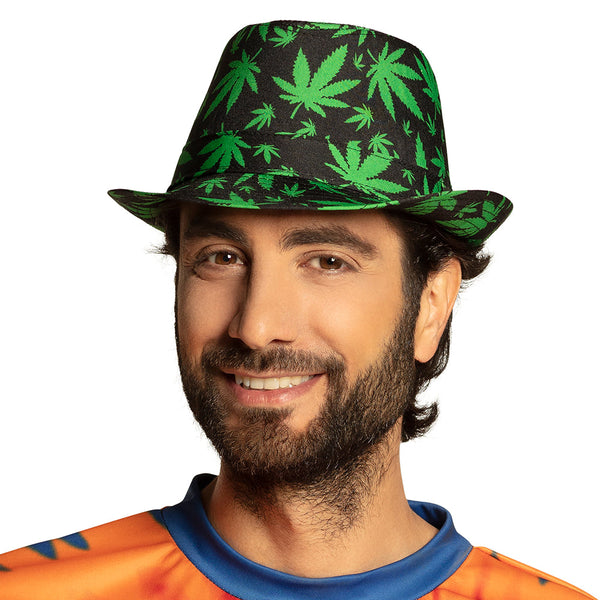 Hut mit Cannabispflanzen